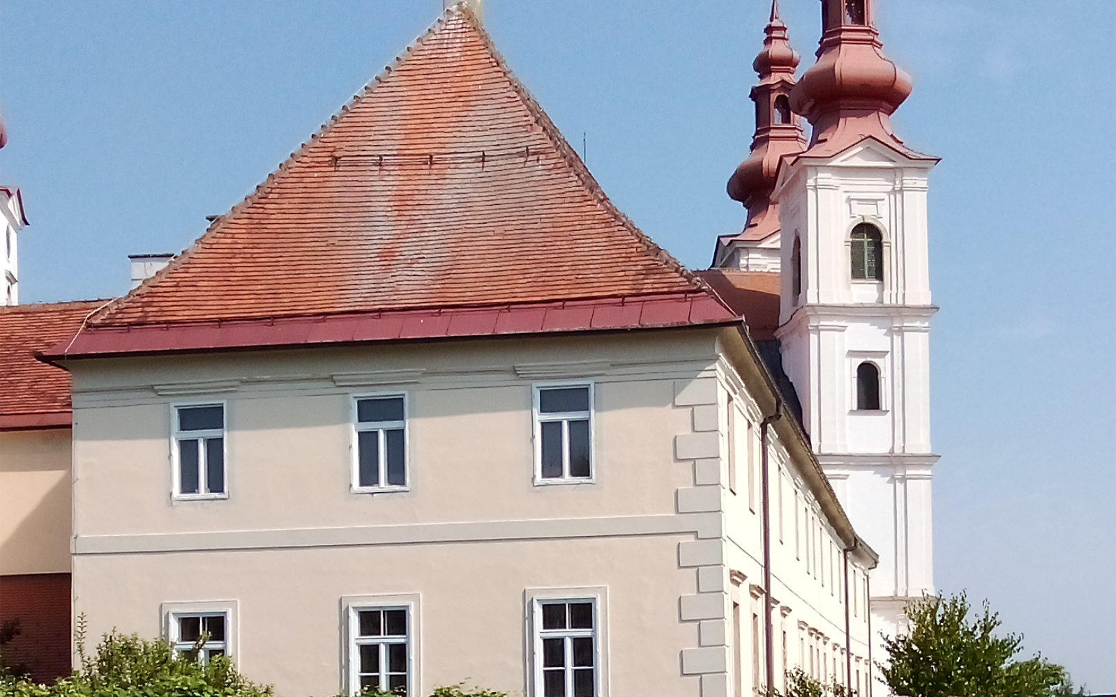 Mogočna romarska cerkev daje kraju značilno  in prepoznavno podobo / Foto: Marjan Toš