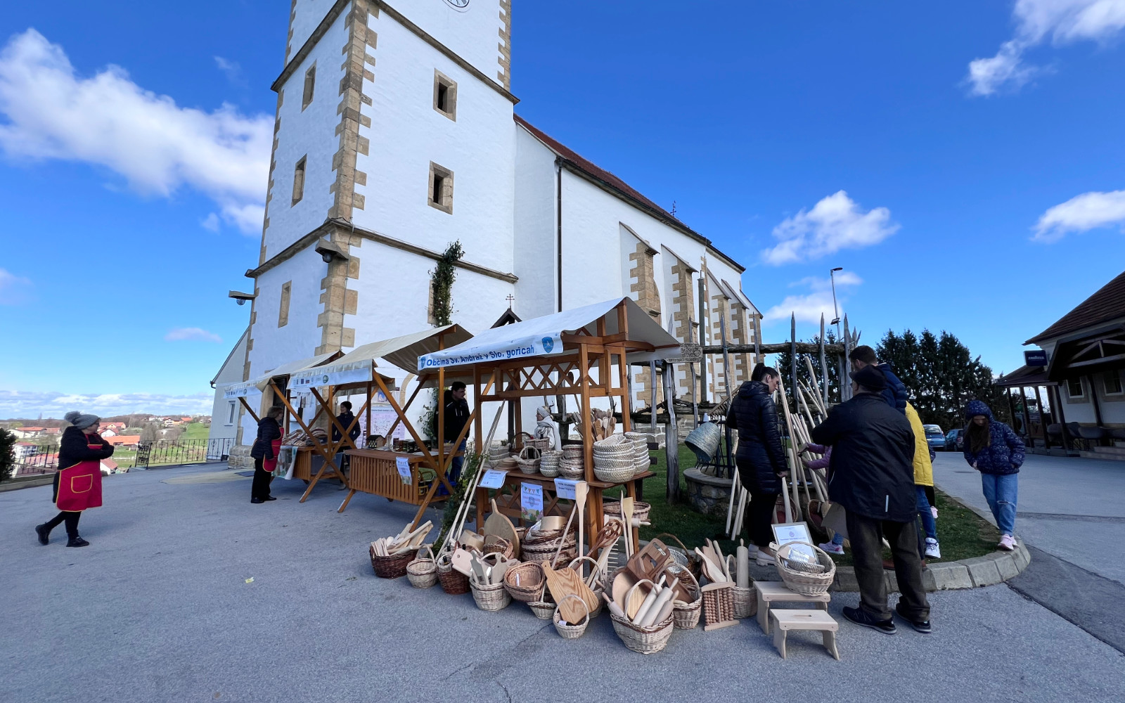 Ponudniki so bili z obiskom velikonočne tržnice zadovoljni. Foto: Nina Zorman