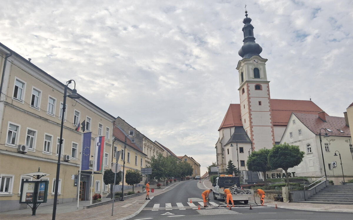 Delavci obnavljajo krožišče na državni cesti v središču Lenarta.