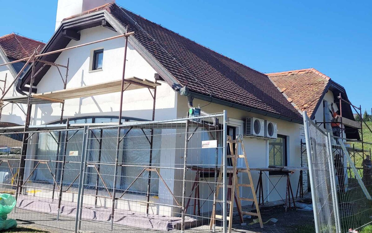 Obnova fasade mrliške vežice v Benediktu.