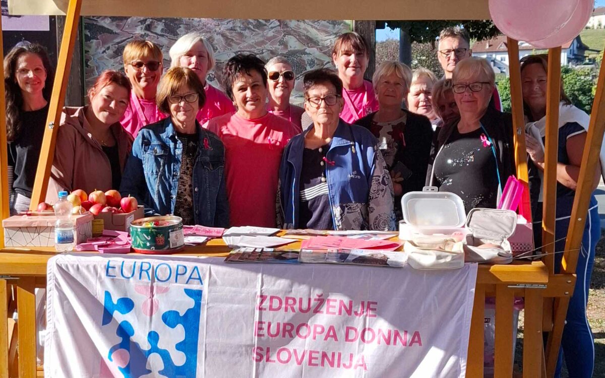 Prostovoljke Europa Donne na ozaveščevalni stojnici v Benediktu ob Rožnatem oktobru.