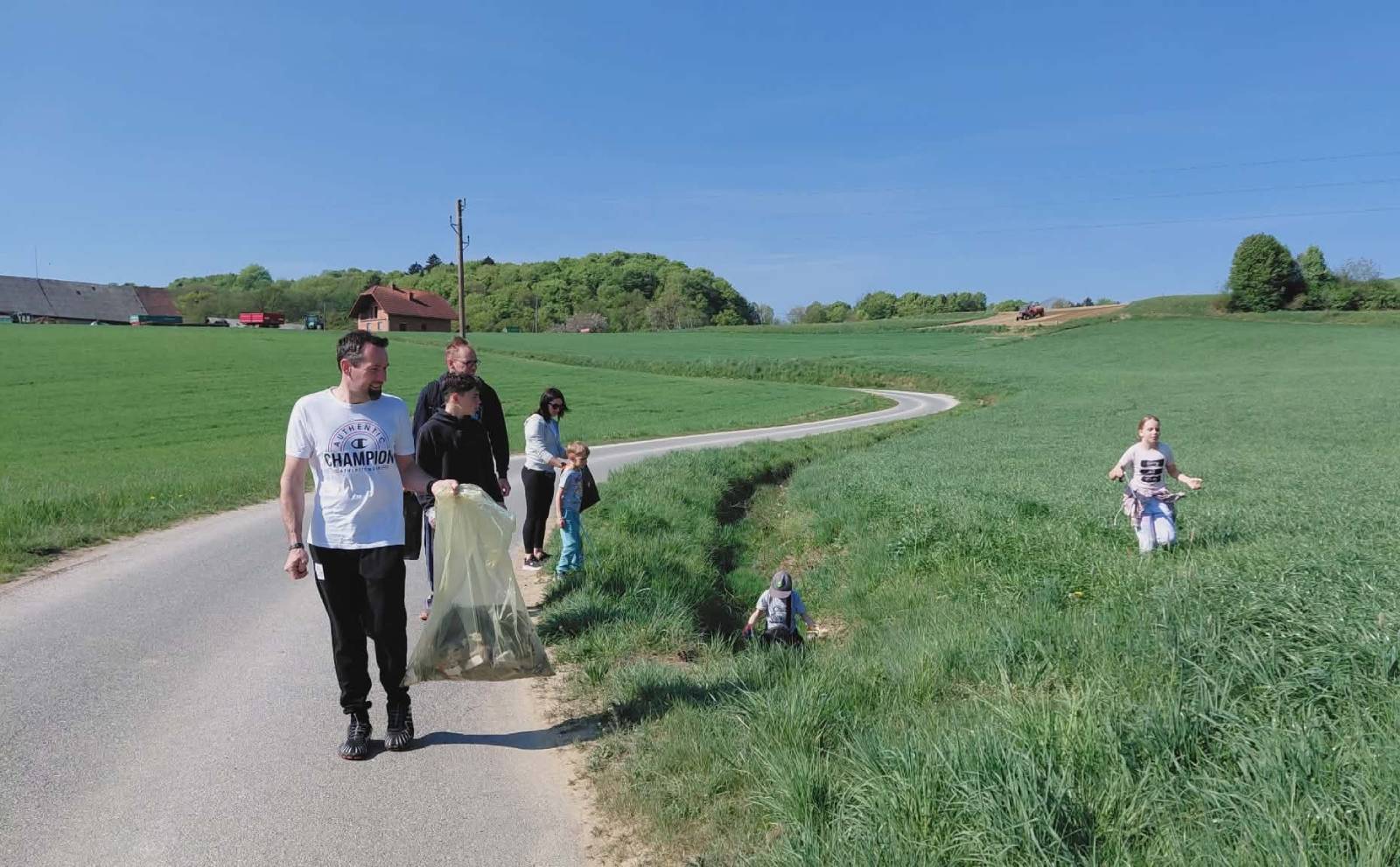 Odpadke pobiralo staro in mlado