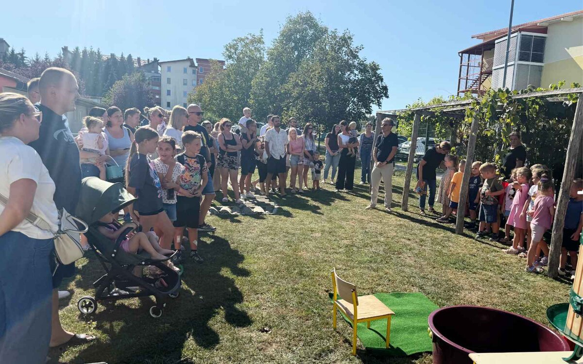 Začetek tradicionalne trgatve v Vrtcu Lenart.