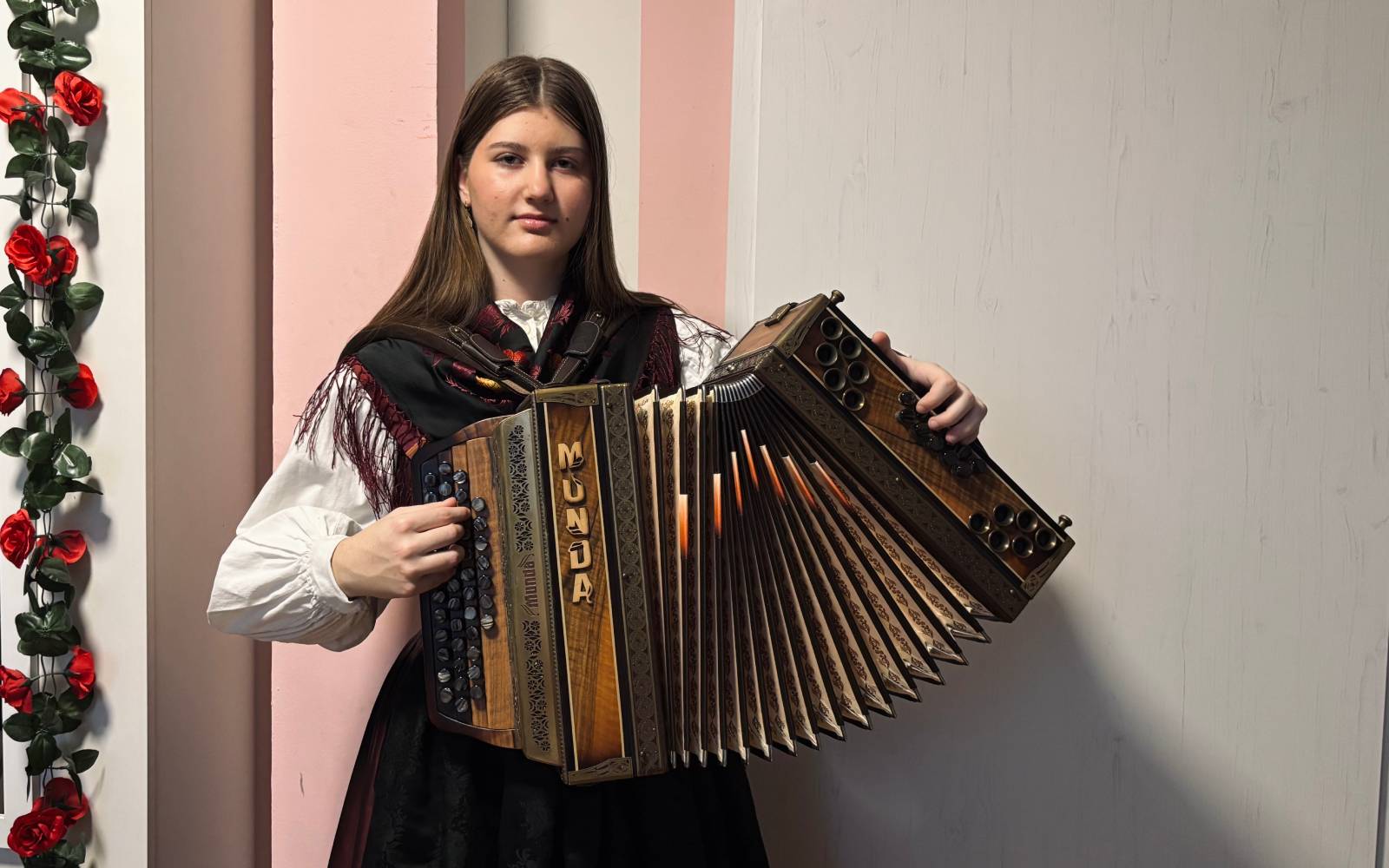 Harmonika je njena ljubezen