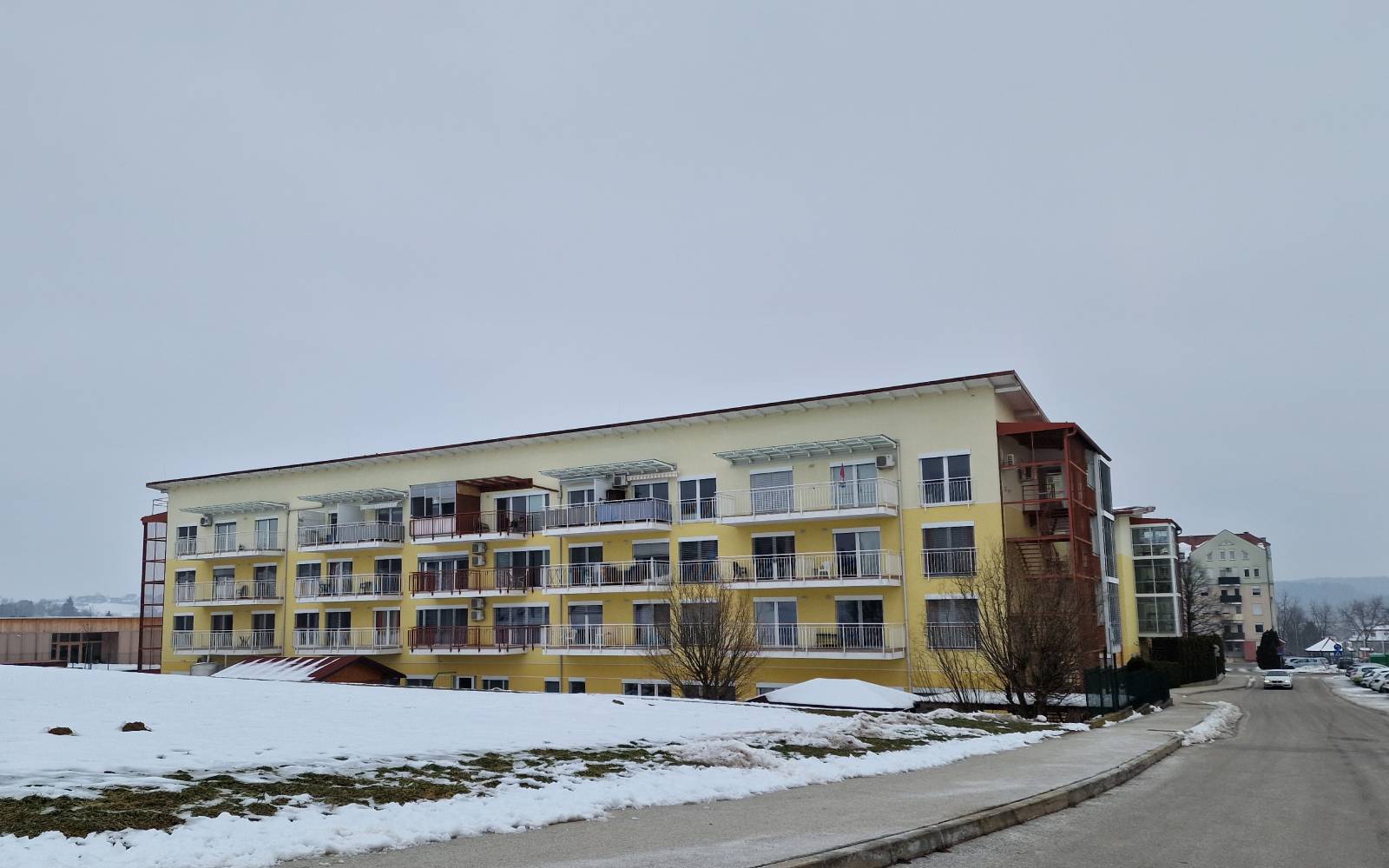 Večina v domovih za starejše zdaj plača manj