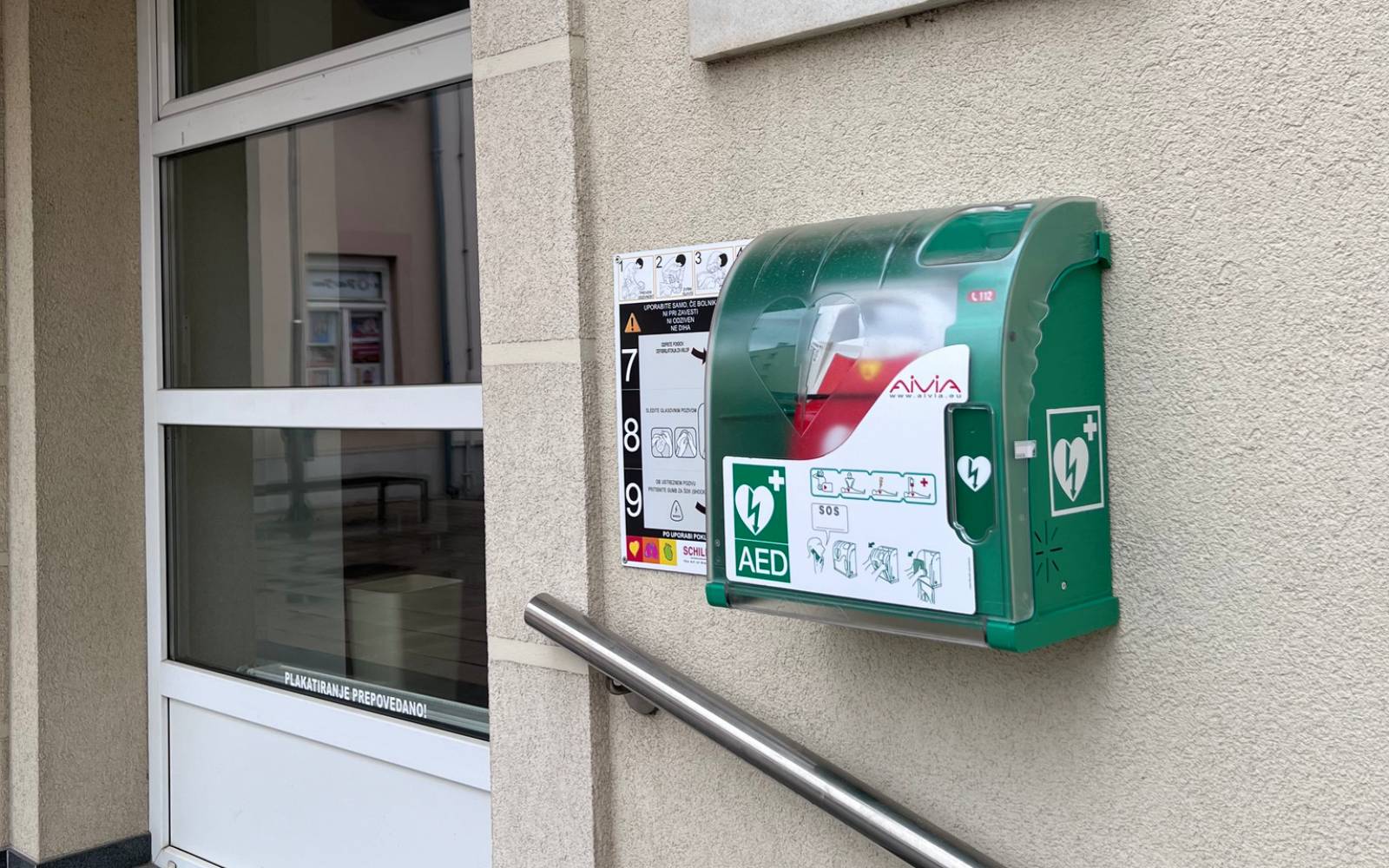 34 defibrilatorjev na javno dostopnih lokacijah