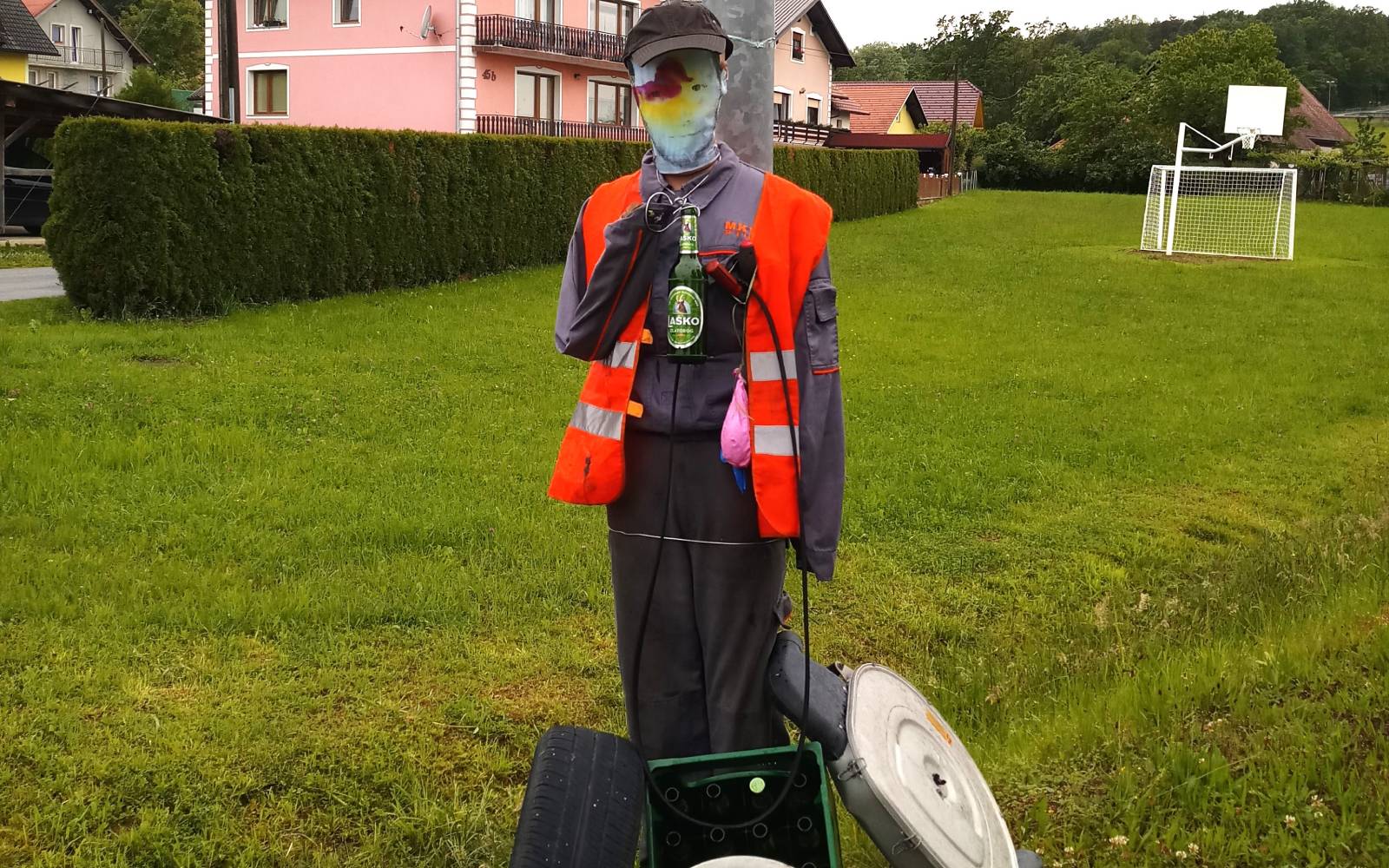 Jubilejni znaki in lutke ob cestah – običaj ali ovira?