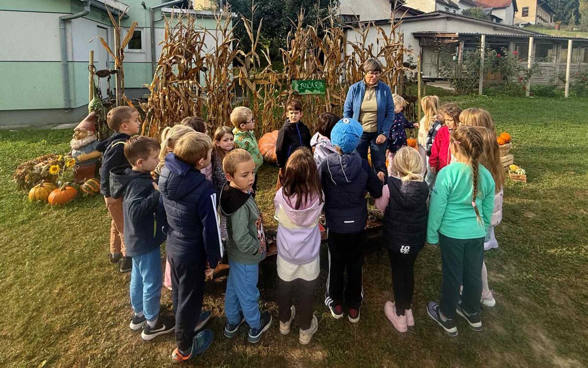 Pravljična dežela buč v Voličini otrokom približuje naravo, jesenske pridelke, igro in stare običaje.
