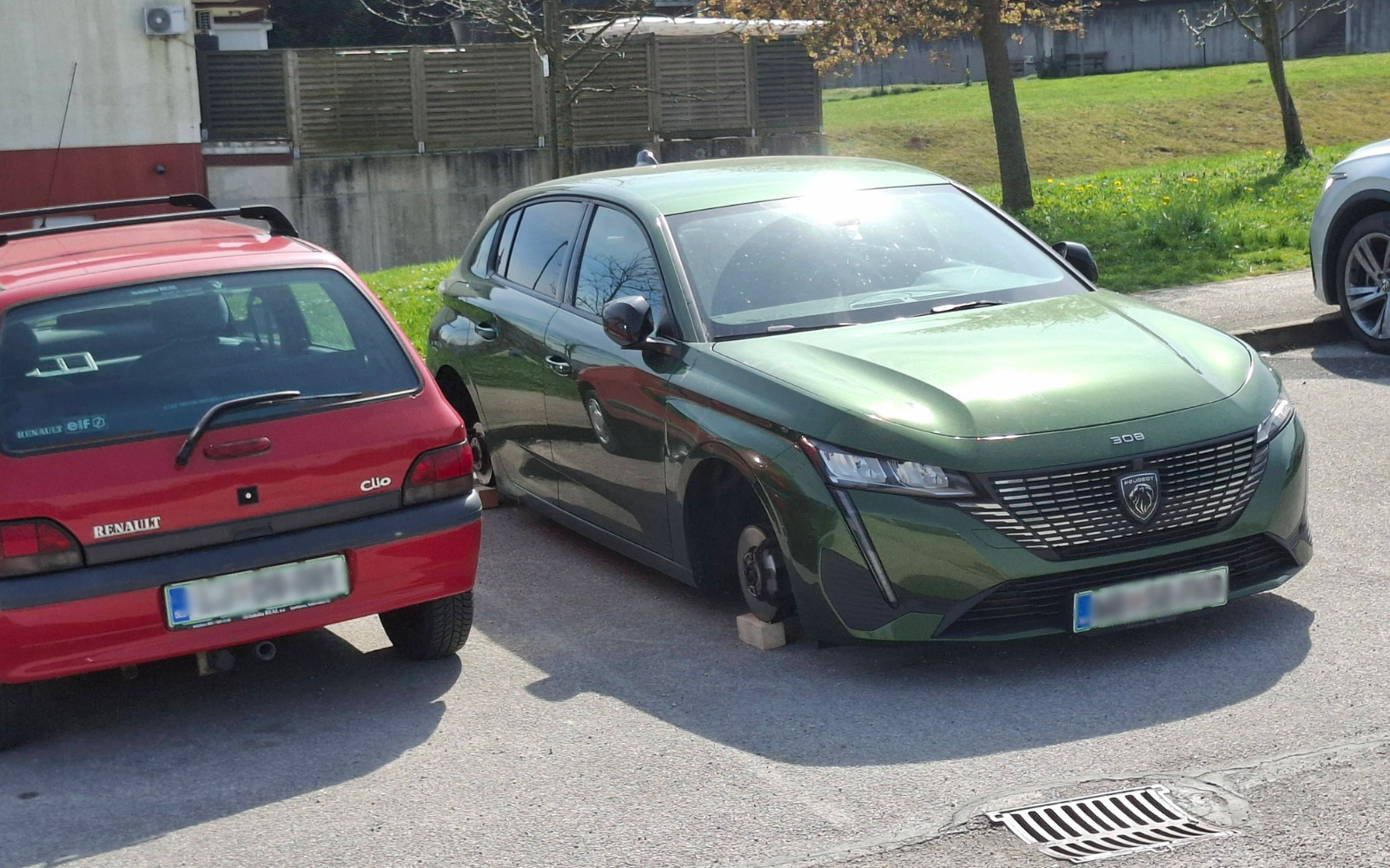 Sredi Lenarta z avta ukradli platišča