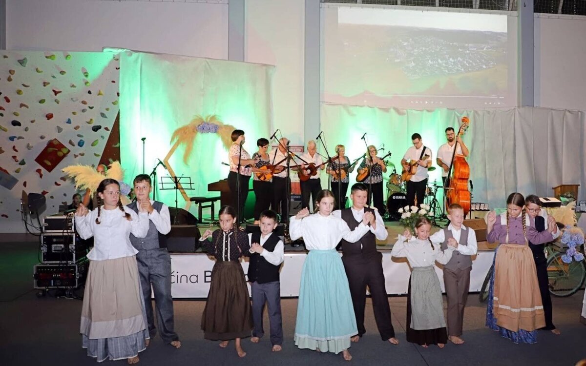 Kulturni program in nastop mladih folkloristov ob občinskem prazniku v Benediktu