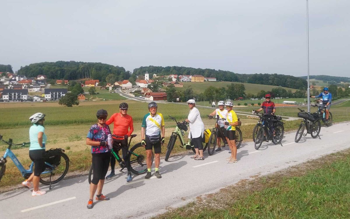Kolesarji DU Hoče med kolesarskim izletom po Slovenskih goricah