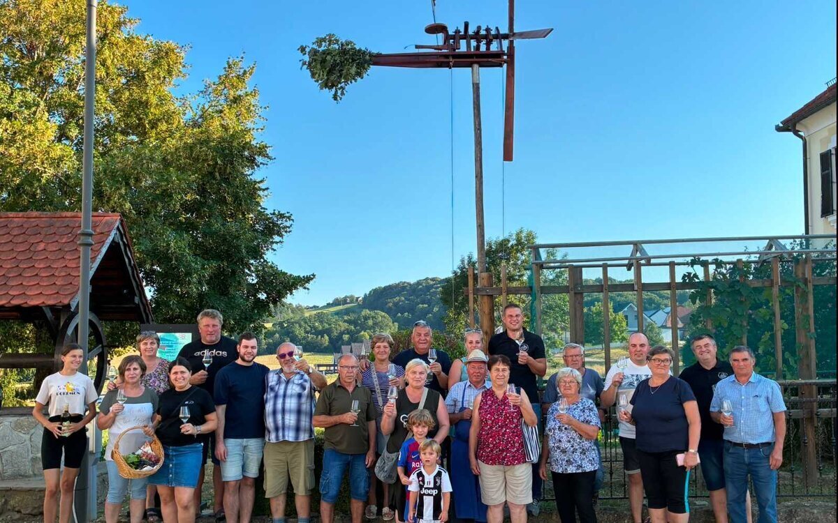 Postavitev klopotca v Jurovskem Dolu ob tradicionalnem druženju vinogradnikov