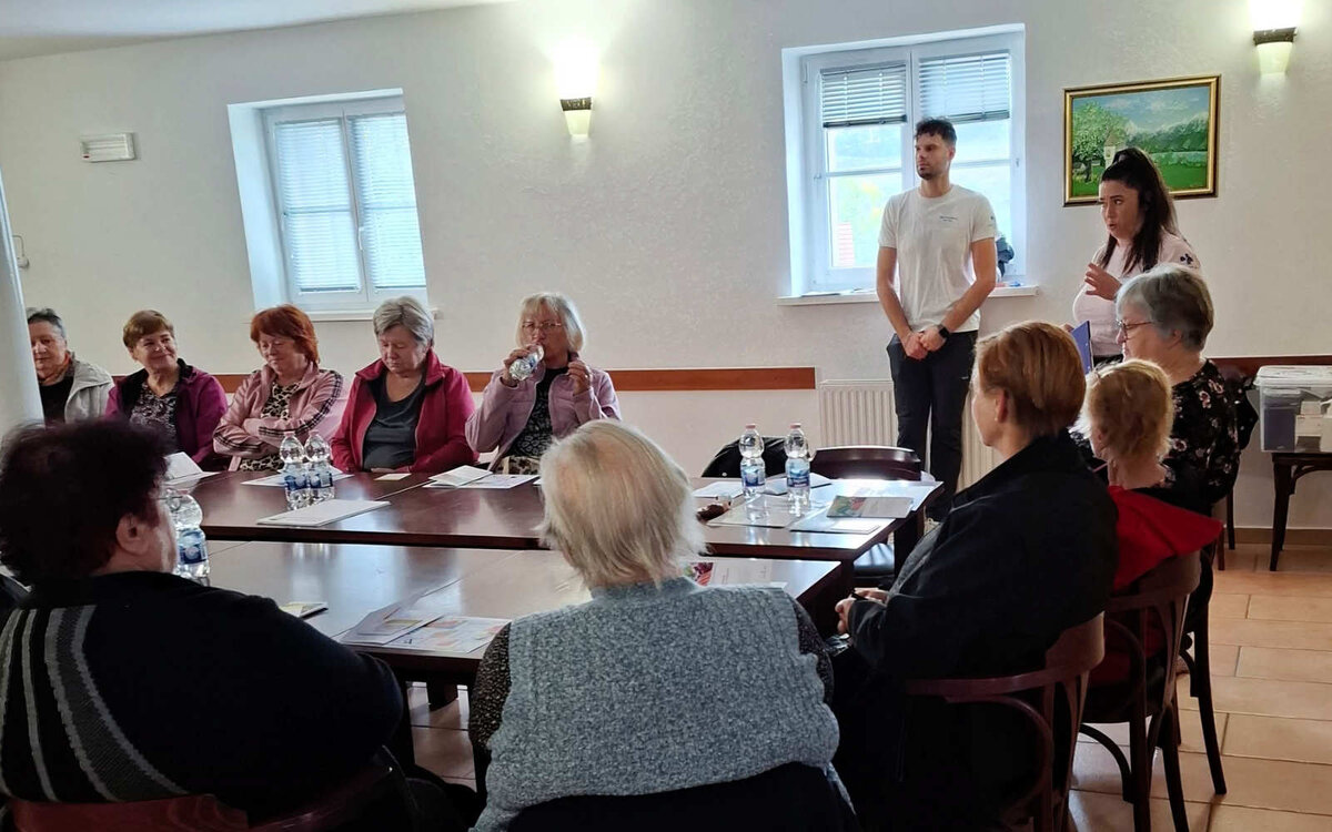 Člani Društva upokojencev Sveti Jurij v Slovenskih goricah na predavanju o sladkorni bolezni, ki ga je izvedla Nina Vuzem iz Centra za krepitev zdravja Lenart.