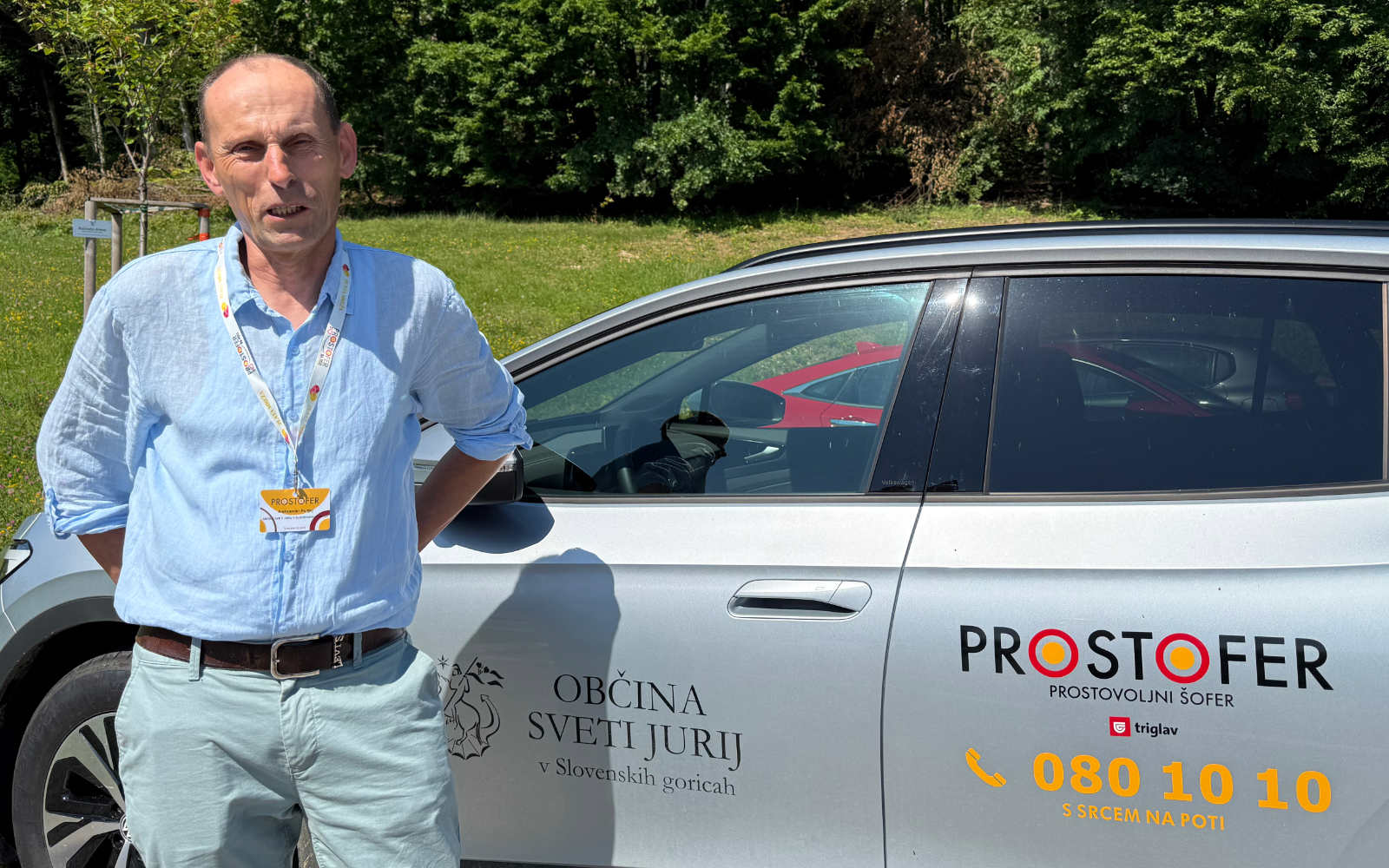 Prostovoljec Aleksander Purgaj ob vozilu Prostofer v Svetem Juriju v Slovenskih goricah