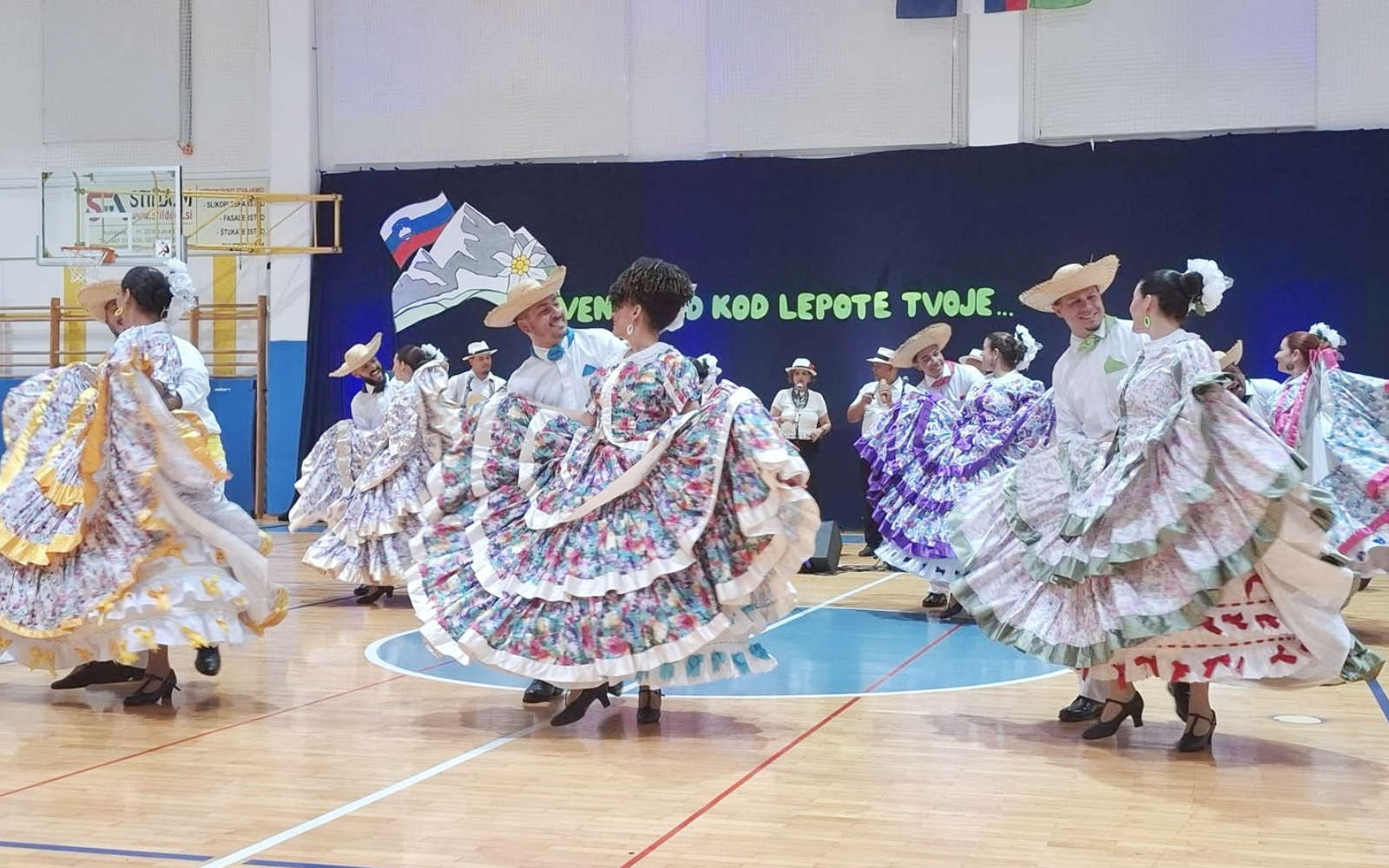 Folklorna skupina iz Portorika nastopa na festivalu Folkart v Lenartu 2026