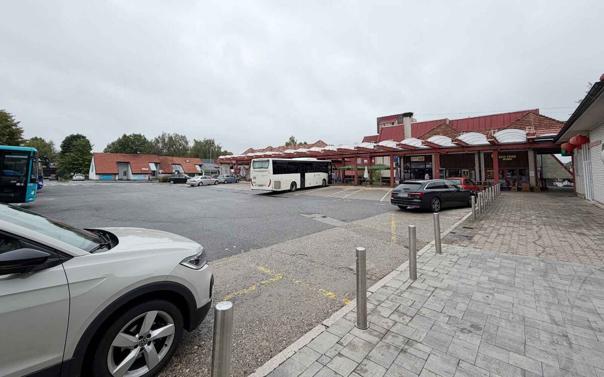 Nepravilno parkirana osebna vozila na območju avtobusne postaje v Lenartu