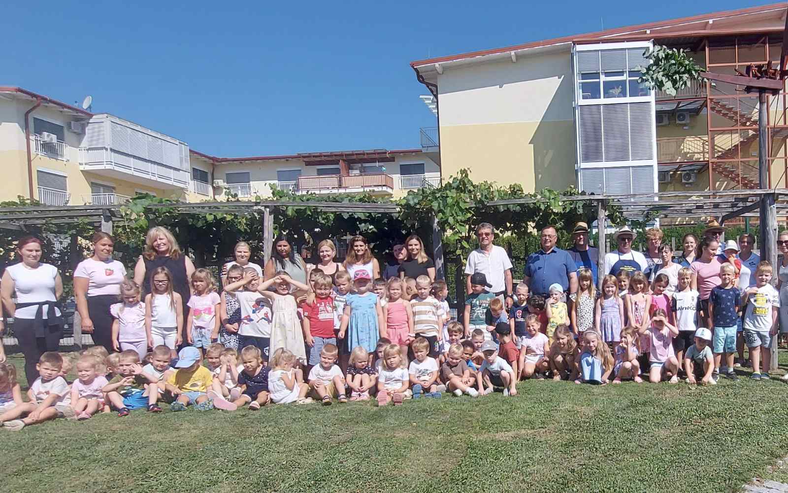Otroci Vrtca Lenart ob tradicionalni postavitvi klopotca skupaj z vinogradniki in predstavniki Občine Lenart.