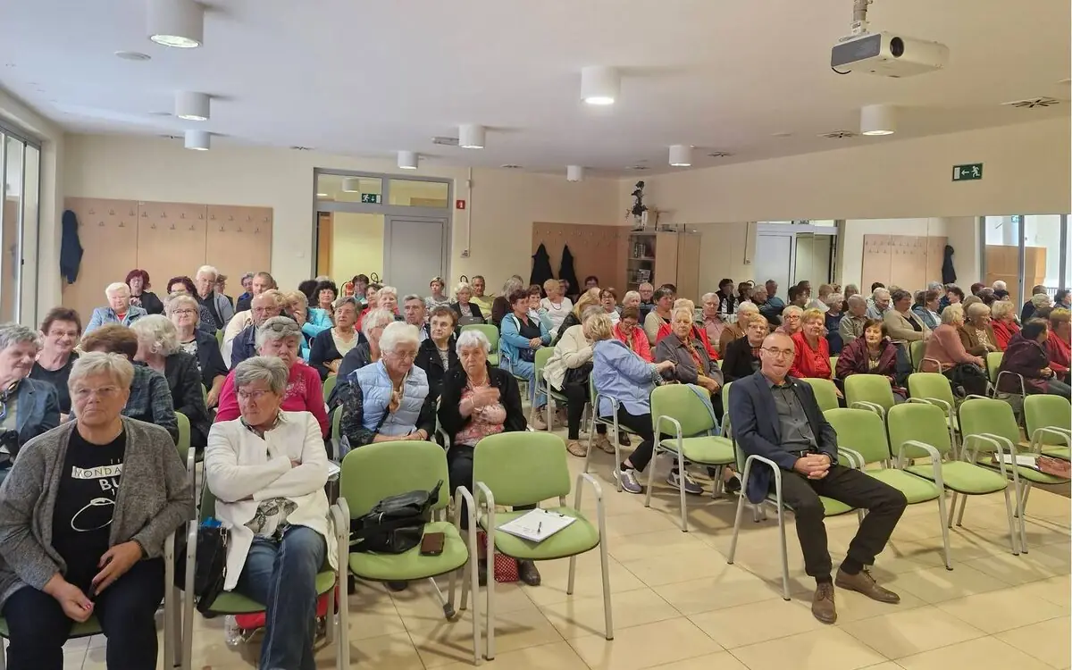 Predavanje o dolgoživi družbi in dolgotrajni oskrbi v Lenartu za prostovoljce programa Starejši za starejše