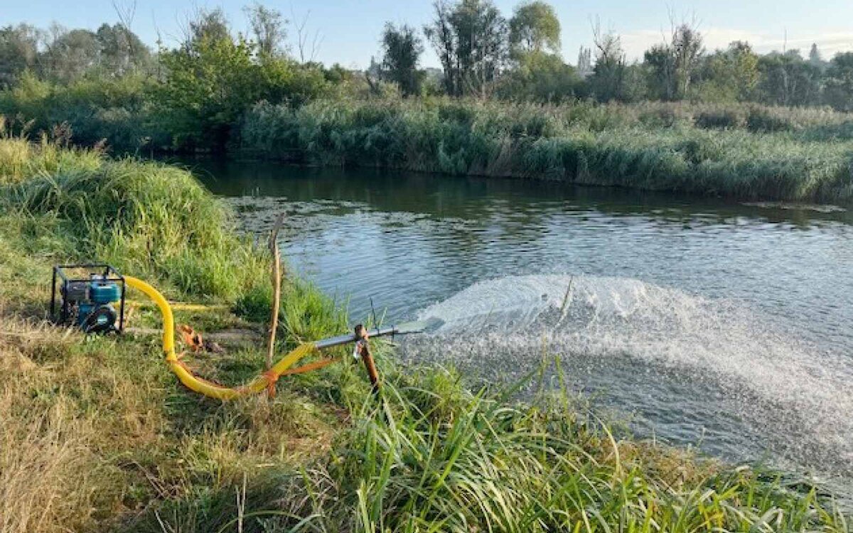 Ribiči RD Pesnica dovajajo s kisikom obogateno vodo v jezero Pristava