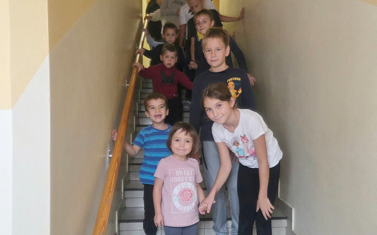Petošolci so gostili otroke iz vrtca ter skozi ustvarjanje, igro in druženje spoznavali pomen prijateljstva, sodelovanja in medsebojne pomoči.