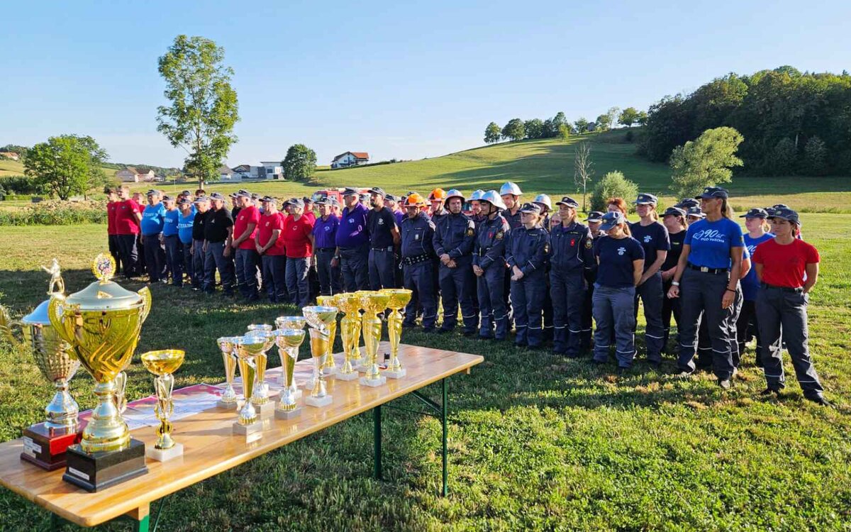 Starejši gasilci in gasilke na ligaškem tekmovanju Gasilske zveze Lenart