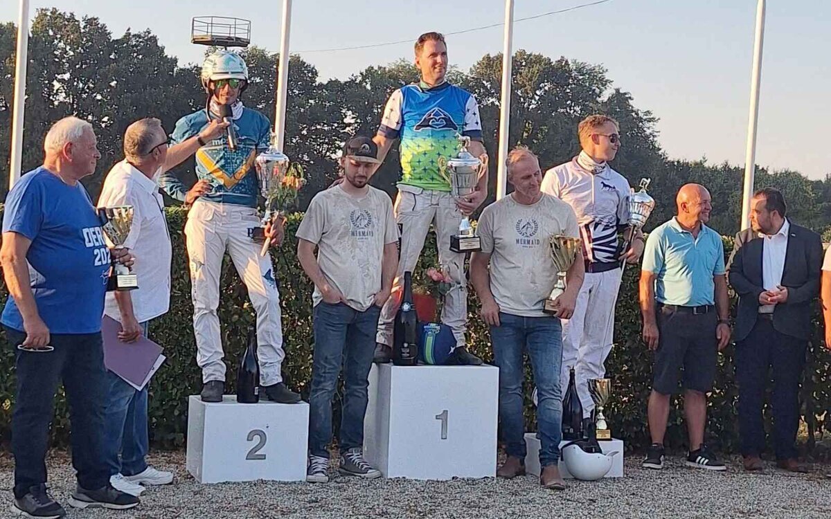 Zmagovalci in udeleženci na podelitvi priznanj po kasaškem derbiju v Ljutomeru