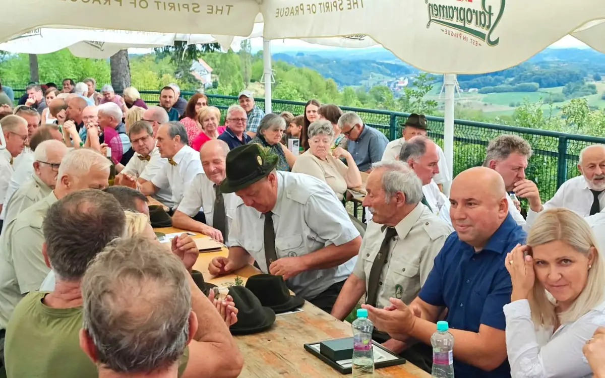 Slovesnost ob 80-letnici Lovske družine Pesnica – Jarenina pri lovskem domu na Vajgnu.