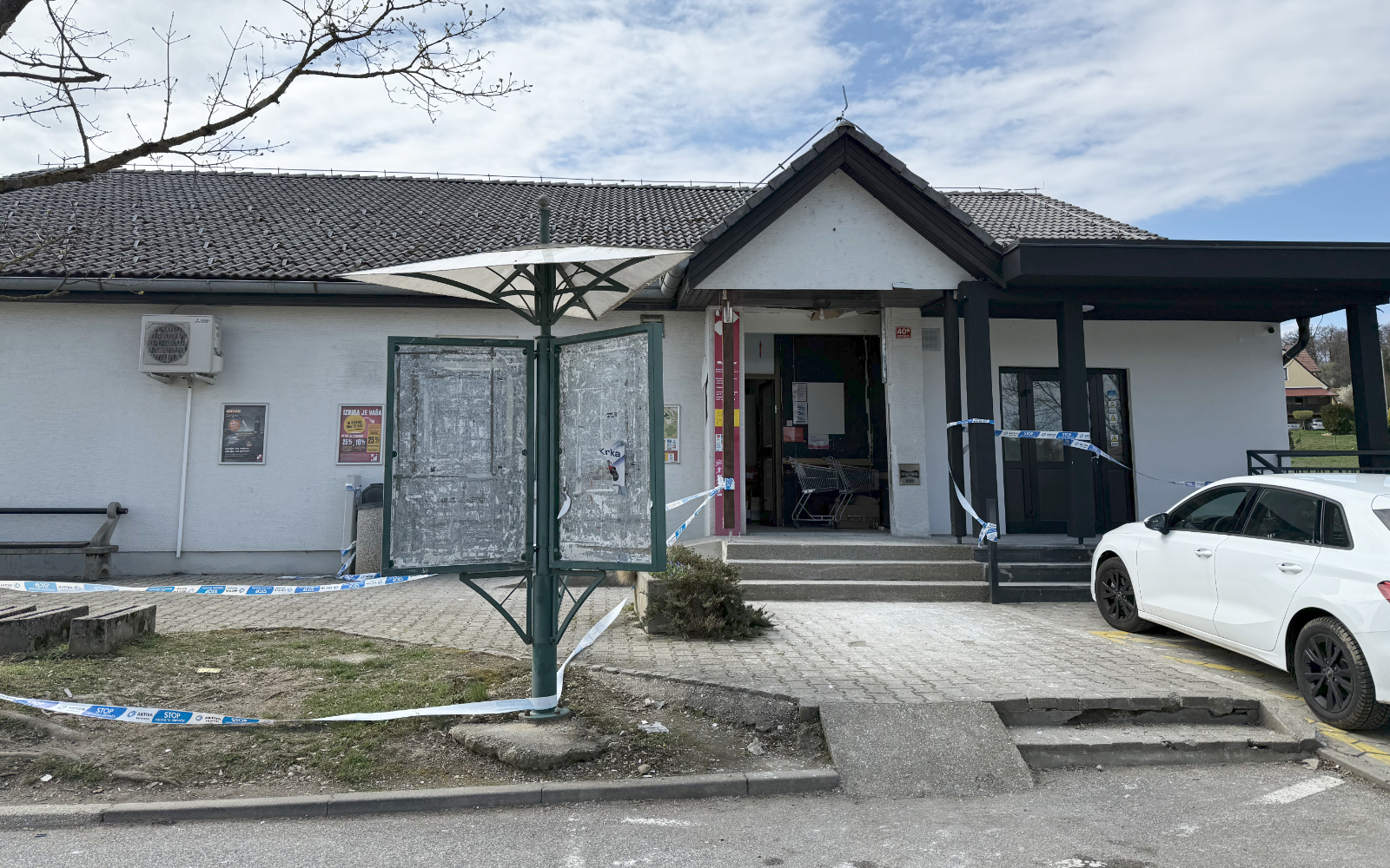 Junaška domačina pregnala Romuna, ki sta poskušala razstreliti bankomat