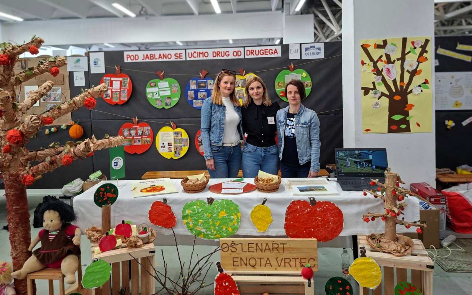 Pod jablano se učimo drug od drugega