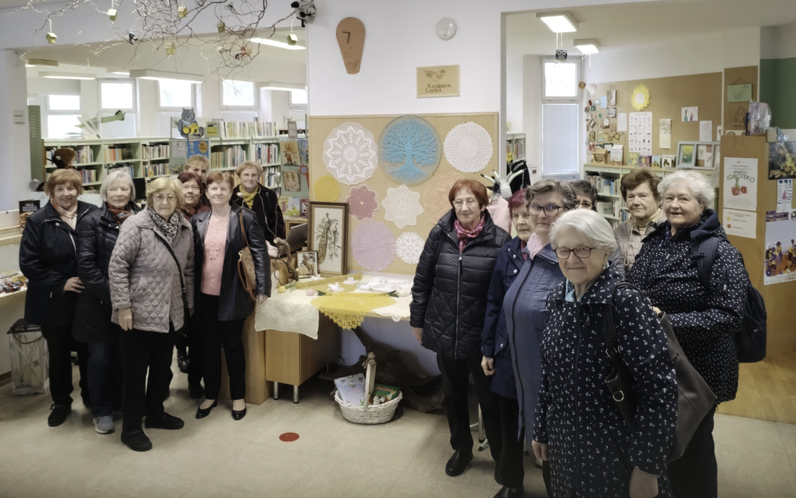 Razstavljena ročna dela vabijo v Knjižnico Lenart