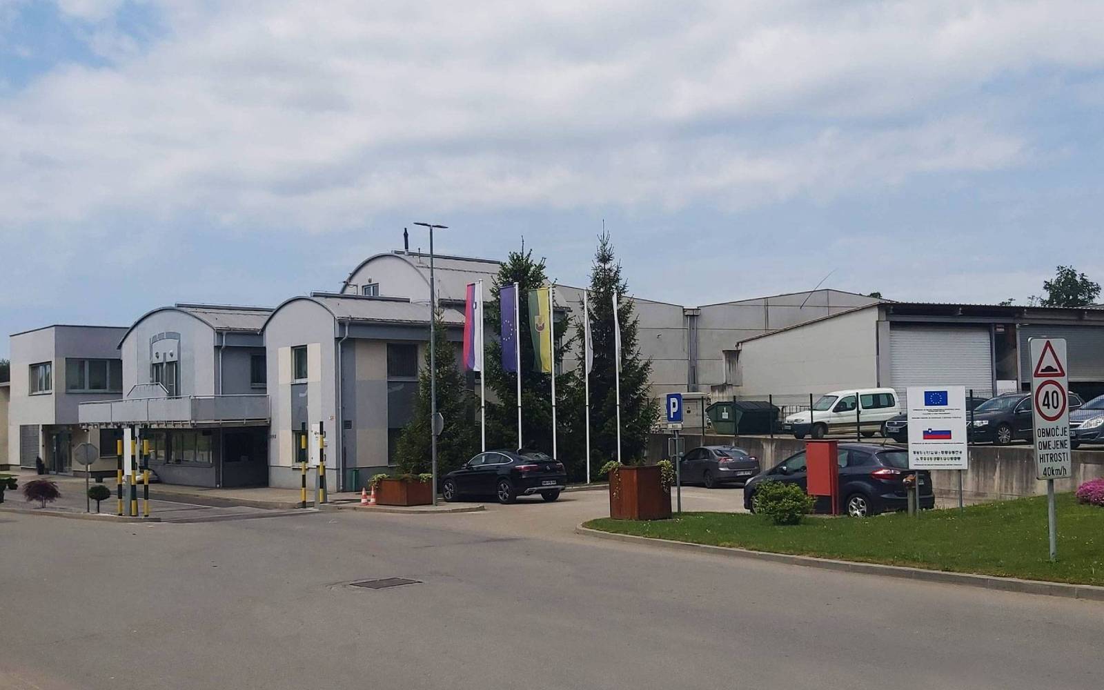 Zabojnik z nepravilno odloženimi odpadki v regijskem centru Cerop Puconci