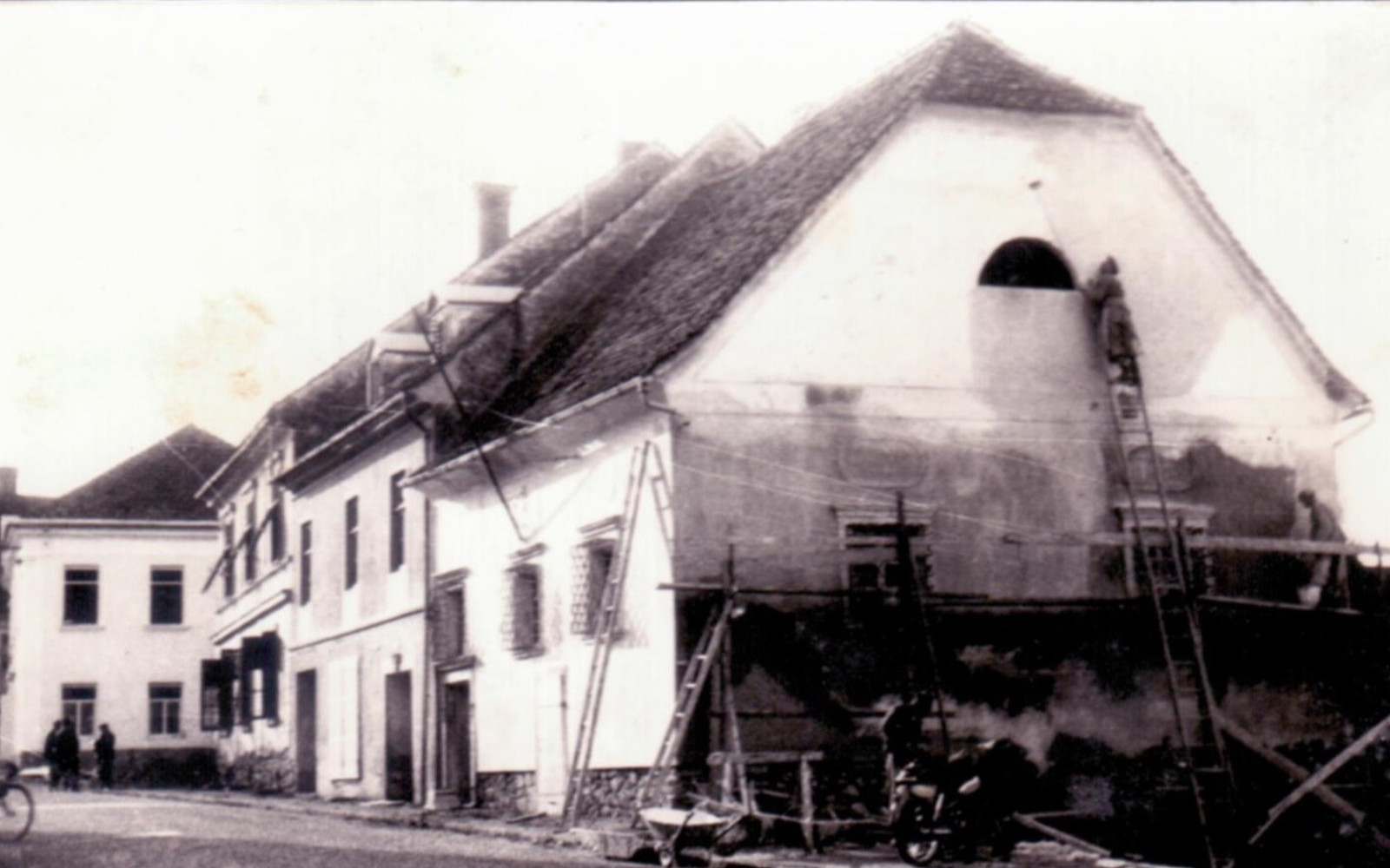 Trg sv. Lenart z lesenimi hišami je večkrat pogorel