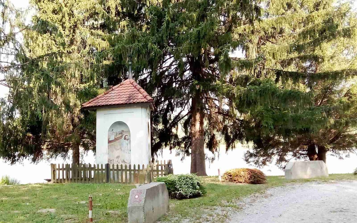 Romarska kapelica ob poti proti cerkvi na griču.