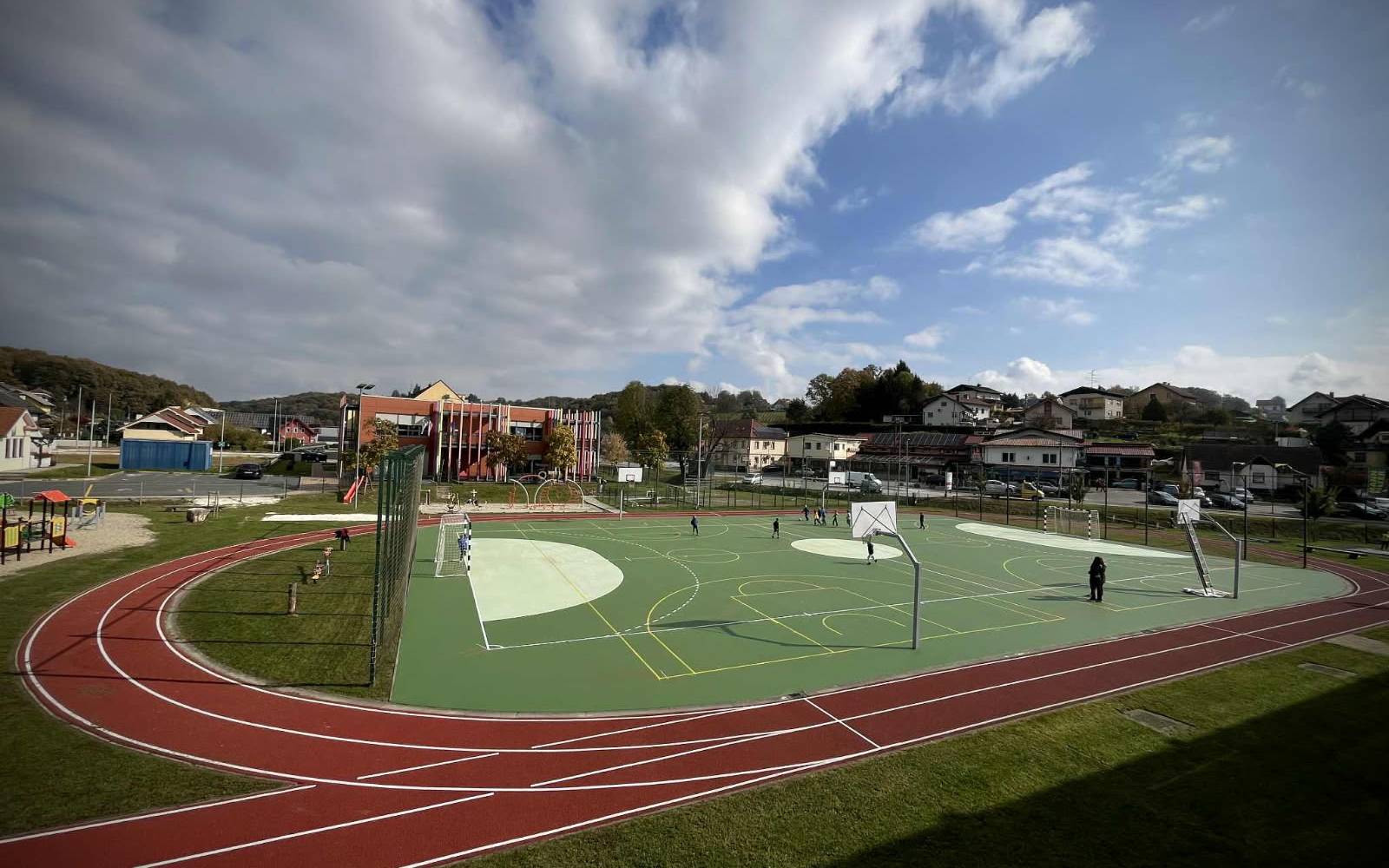 Preplastitev benediškega igrišča z umetno maso