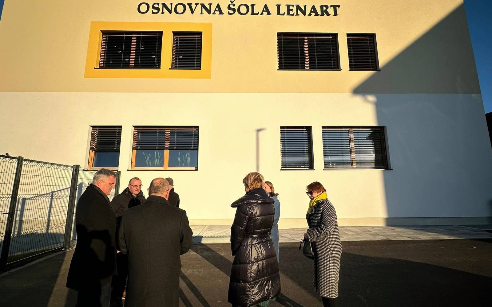 Minister Kumer na ogledu šolskega prizidka