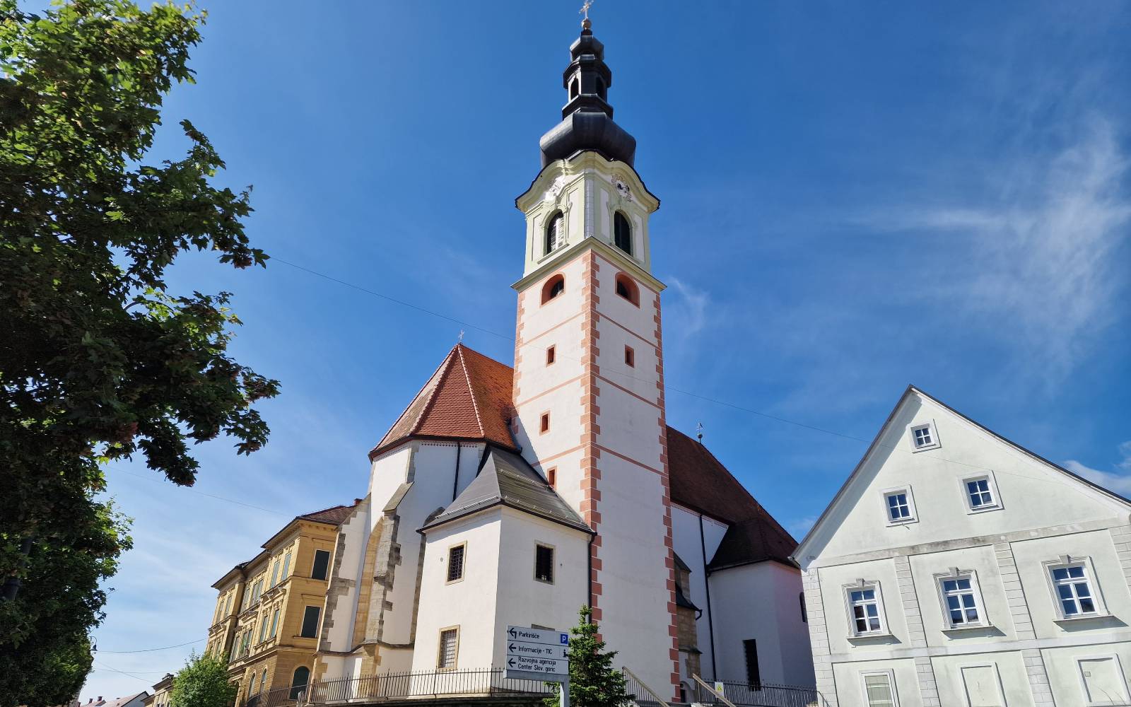 Cerkev sv. Lenarta nujno potrebuje novo streho