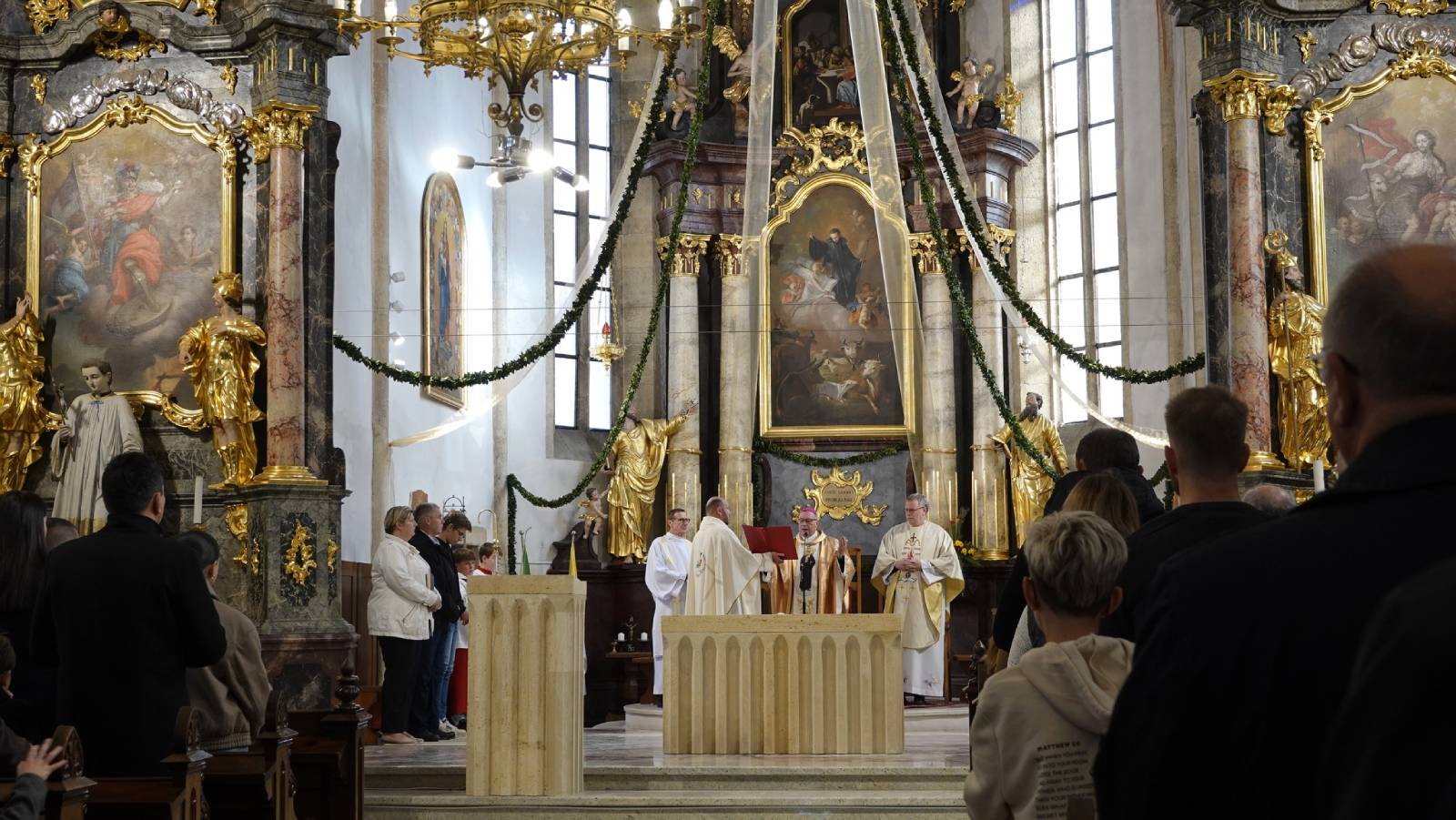 Posvetitev novega oltarja v cerkvi sv. Lenarta