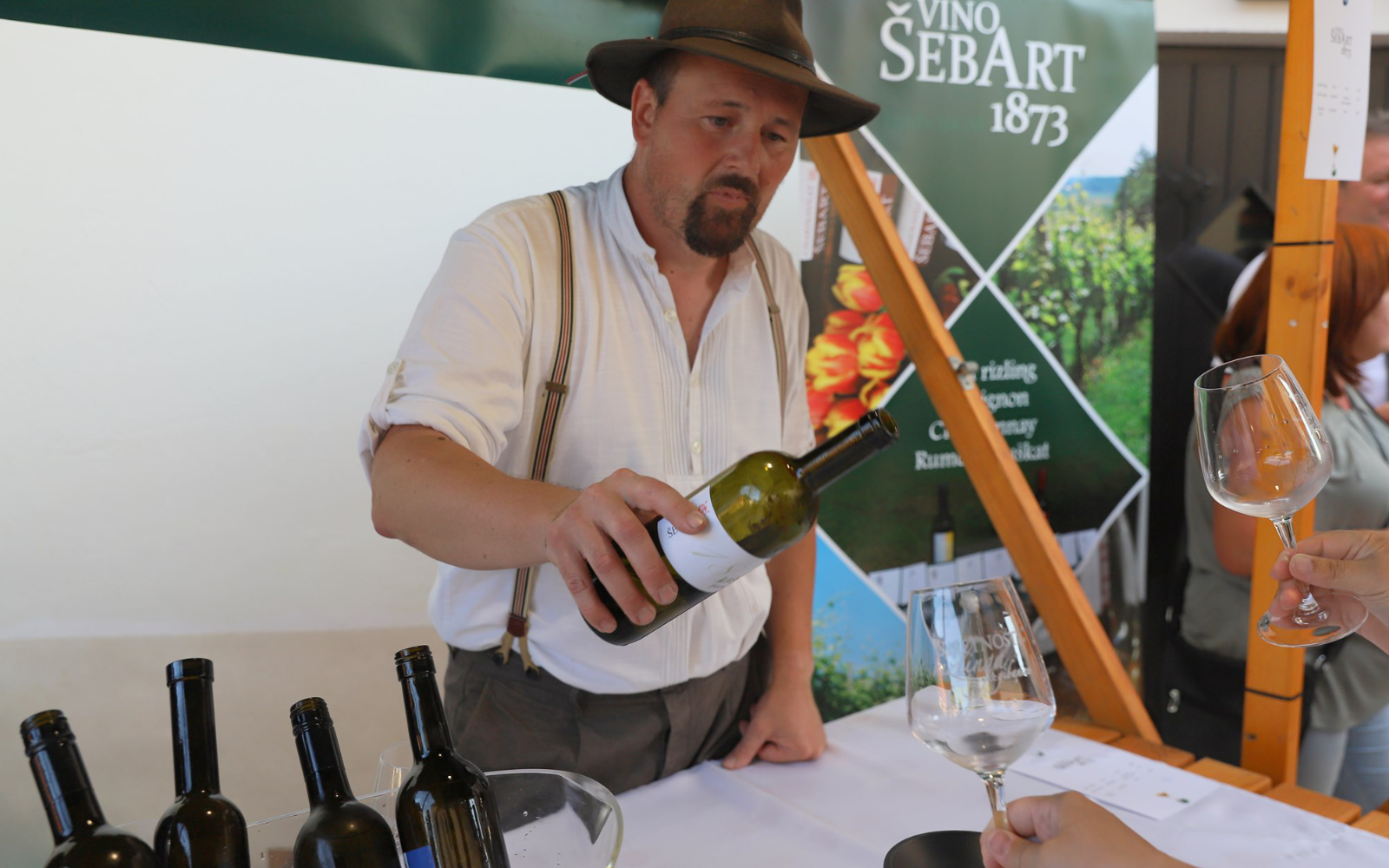 Umetnost_rizlinga_in_gibanice_2021_strežba_vina.jpg