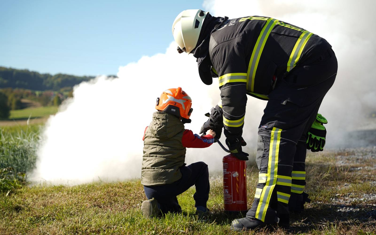 Gasilci so na dnevu odprtih vrat PGD Voličina minulo soboto med drugim predstavili gašenje z gasilnim aparatom. Foto: Lin Oberlajt
