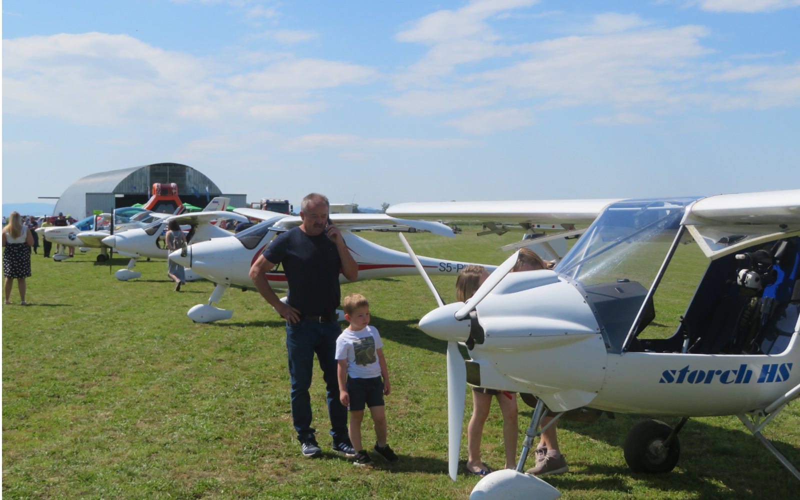 Na letalskem dnevu v Cerkvenjaku je bilo kot v čebelnjaku – ultralahka letala so kar naprej pristajala in vzletala, da o vragolijah letalskih modelov v zraku niti ne govorimo.