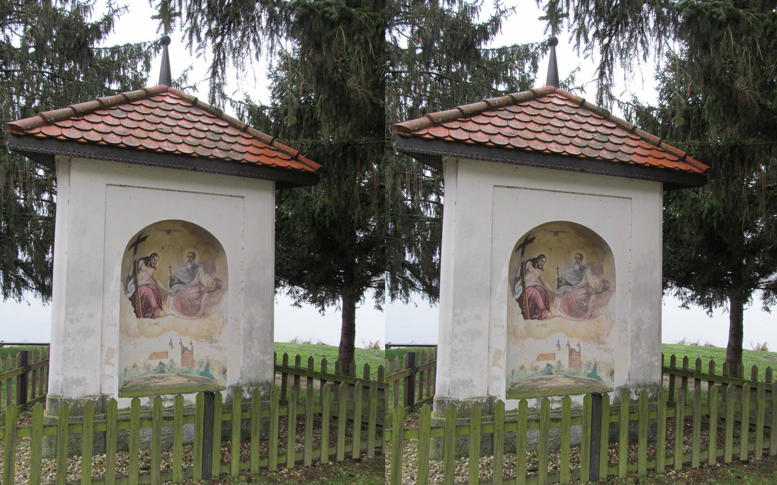 Kapelica ob Trojiškem jezeru – kraj mirnega počitka. Foto: Marjan Toš.