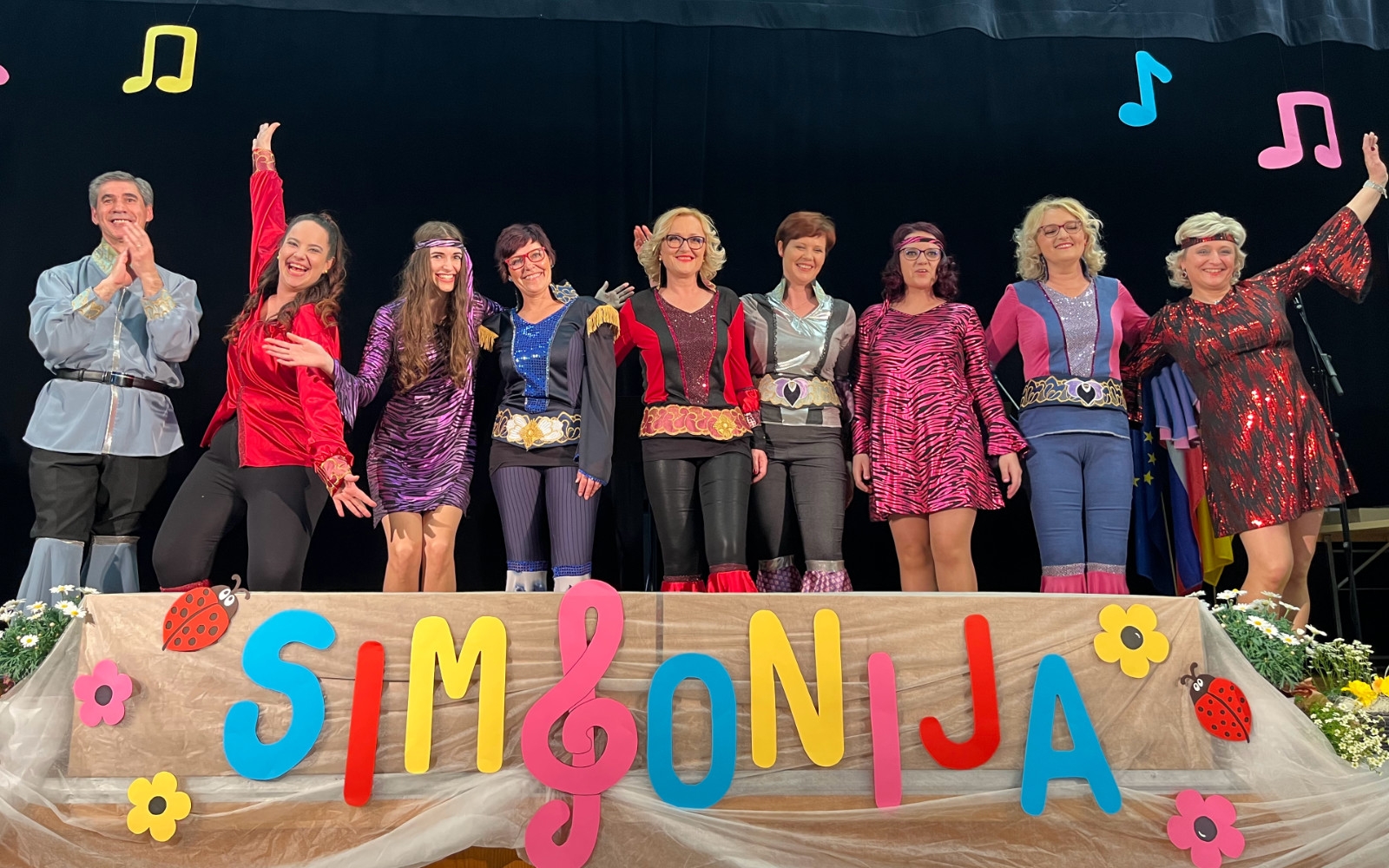 Mamma Mia je navdušila tudi Žensko vokalno skupino Simfonija, zato so se ji poklonile tako z glasbo, kot z vizualno podobo in požele bučen aplavz. Foto: Zmago Šalamun