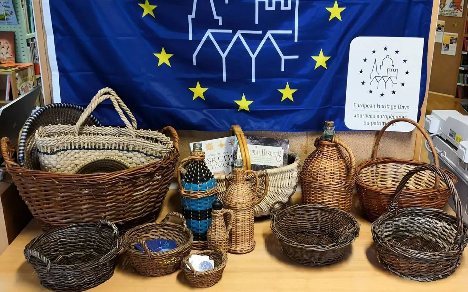 Razstava Zgodbe iz slovenskogoriškega korpa v Knjižnici Lenart. Foto: Rosana Lorbek.