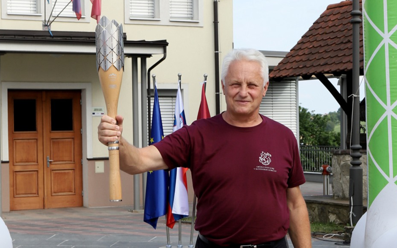 Miroslav Breznik s slovensko baklo leta 2021, ko je potovala po Sloveniji. Foto: Jure Banfi