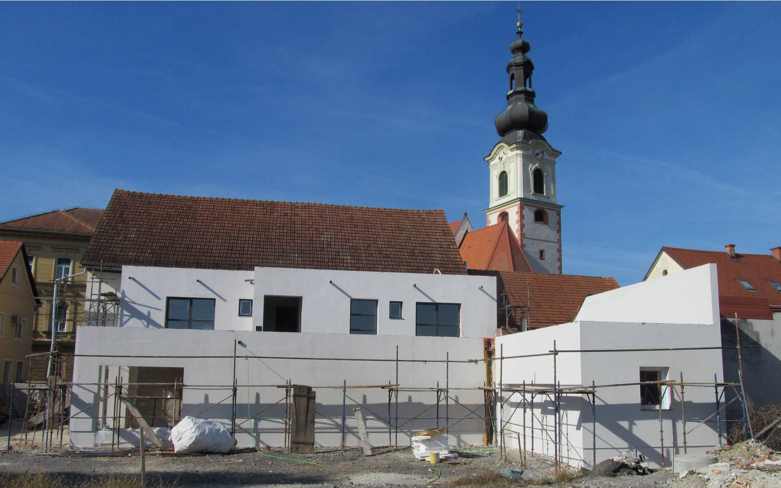 Nekdanjega pekarniškega dela ni več - ob njem bo zgrajen še novi stanovanjski kompleks s parkirišči. Foto: Marjan Toš.