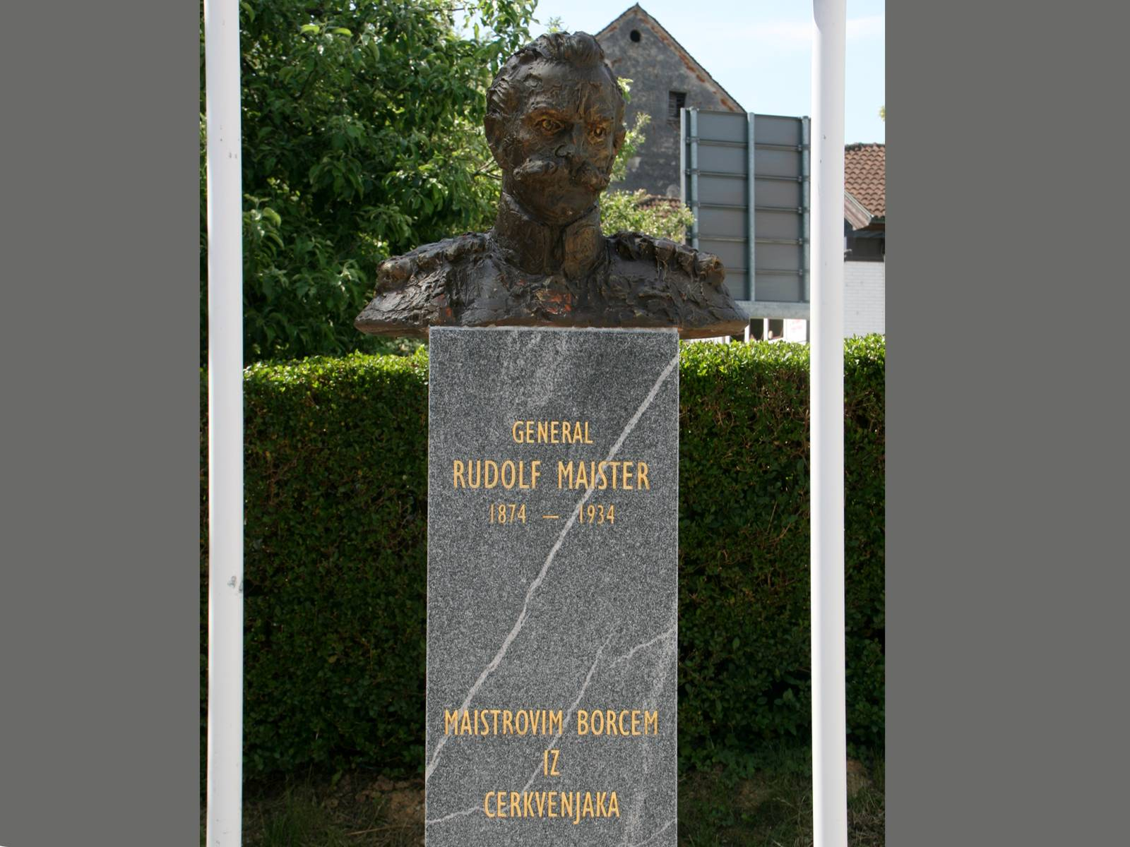 Pred leti so v Cerkvenjaku postavili doprsni kip generala Maistra, delo akademskega kiparja Viktorja Gojkoviča. Foto: Marjan Toš