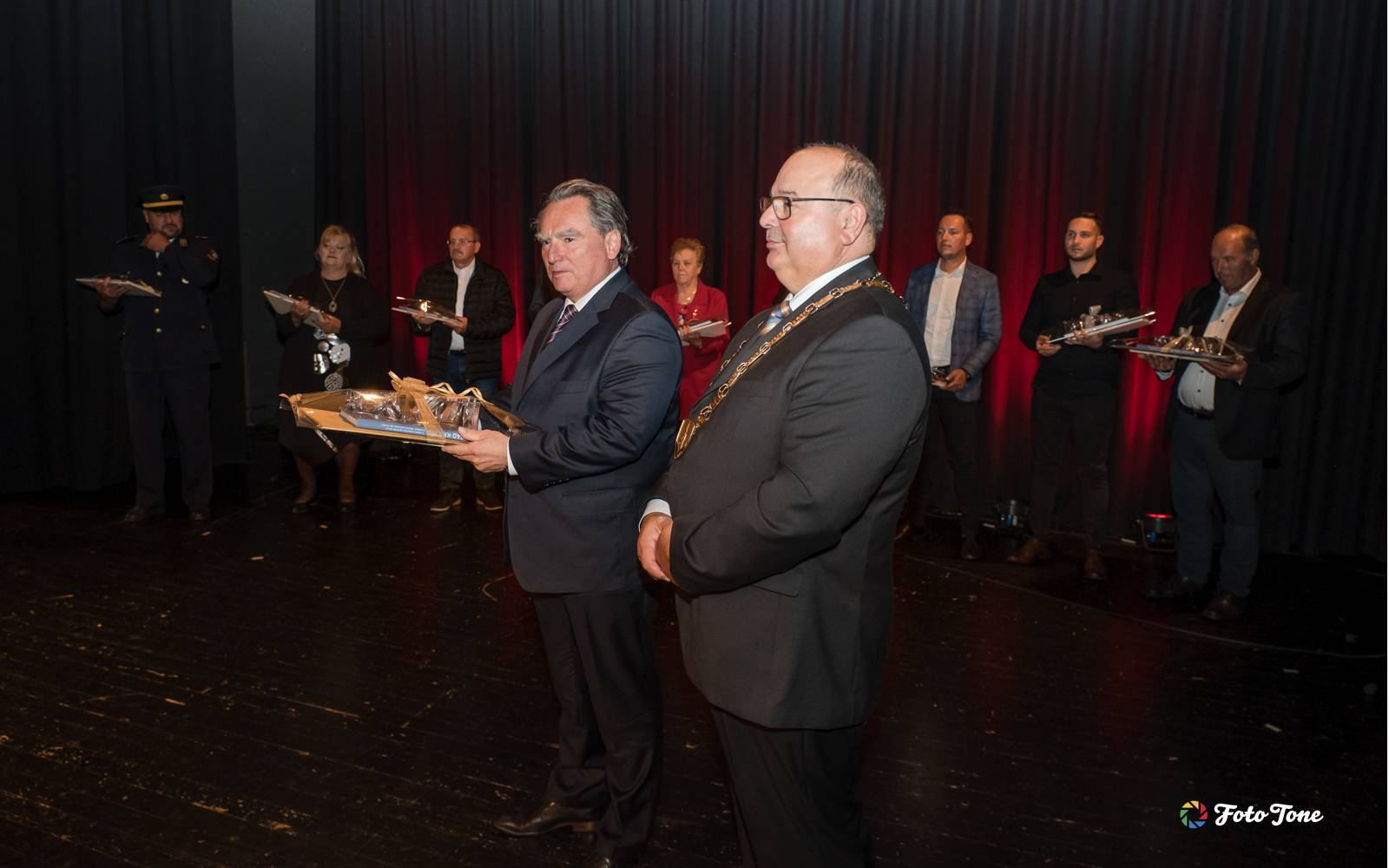 Župan Občine Lenart mag. Janez Kramberger in prejemnik zlatega grba Občine Lenart Darko Škerget- Foto: Foto Tone.