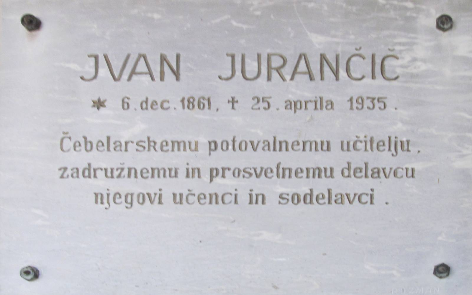 Spominska plošča Ivanu Jurančiču v Čebelarskem domu v Čagoni. Foto: Marjan Toš.