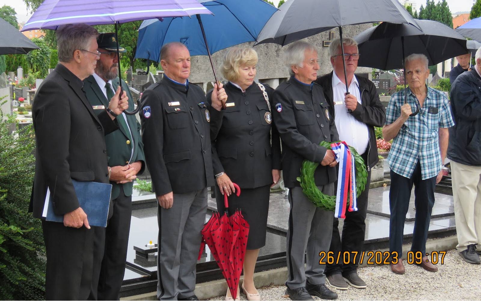 Člani in članice DDGM Maribor so se skupaj s predsednico Zveze društev general Maister mag. Lučko Šerbec – Lazarev pri Maistrovi grobnici poklonili njegovemu spominu. Foto: arhiv DDGM Maribor.