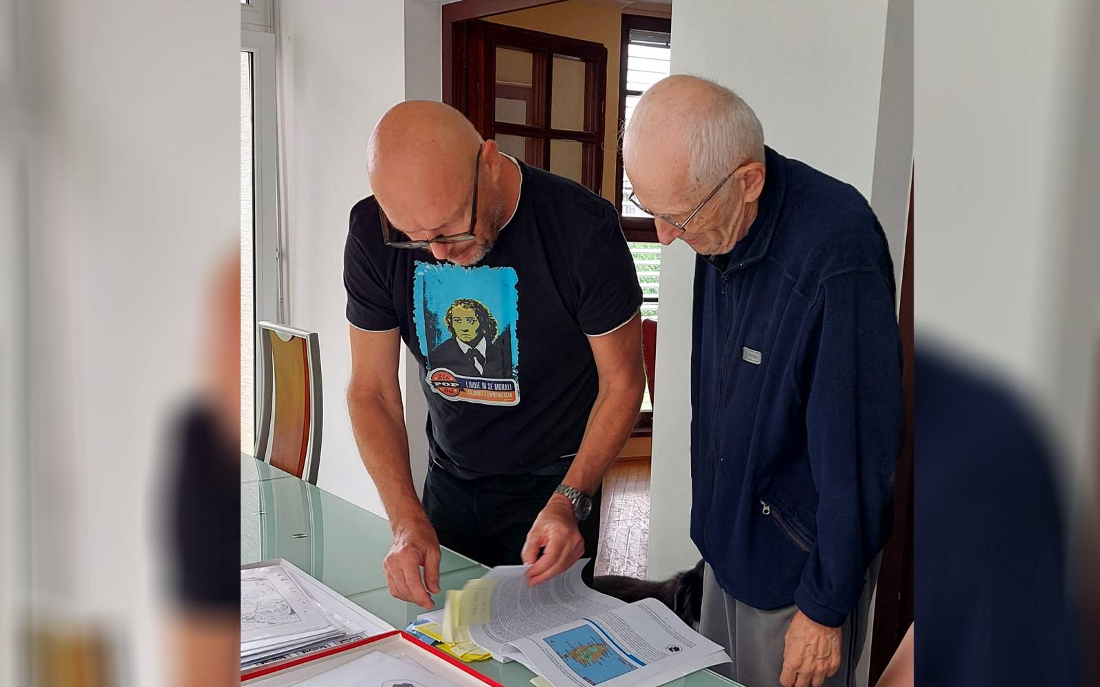Romeo Štrakl in Branko Gradišnik med usklajevanjem ilustracij. Foto: osebni arhiv.